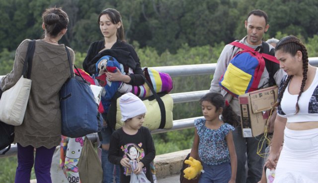 La afluencia de inmigrantes, dependiendo de la velocidad y la escala de las entradas, ejerce presión sobre los mercados laborales para absorberlos, desplazar a algunos trabajadores locales y aumentar la informalidad. Archivo