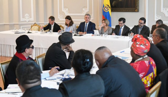 Por la sociedad civil asistieron representantes de las víctimas, las negritudes, indígenas, la Iglesia Católica y algunos congresistas, entre otros.
Colprensa