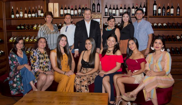Patricia Sánchez, Edwin Torres, Luis Carlos Cárdenas, Lucila Vesga, Yuli Ortega y Josélin Vesga. Sentadas: Franci Montañez, Martha Vesga, Diana Celis, Laura Quintero, Angi Méndez, Yéssica Contreras y Estefanía Osorio.
Alfredo Estévez
