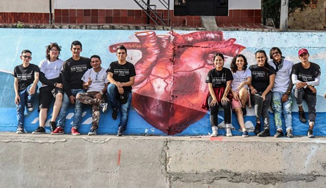 Un grupo de amigos se reúne a pintar en muros de la ciudad, cumpliendo una labor social que ha sido exaltada a nivel nacional.
Cortesía