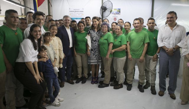 El presidente de la República, Iván Duque, y la vicepresidenta Marta Lucía Ramírez, visitaron, ayer en la mañana, las instalaciones de la fábrica de calzado y productos de marroquinería Mussi, en donde destacaron el trabajo hecho durante más de 40 años en Colombia. Juan Pablo Cohen/La Opinión