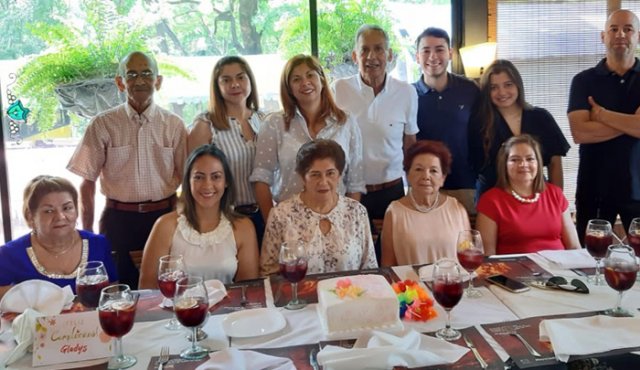 Carlos Hernández, Adriana Amaya, Sandra Amaya, Germán González, Sebastián Rodas, María F. Luna y Mauricio Rodas.Sentadas: Marlene Hernández, Vivian González, Gladys Hernández, Aracelly Hernández y Magaly Hernández. Cortesía