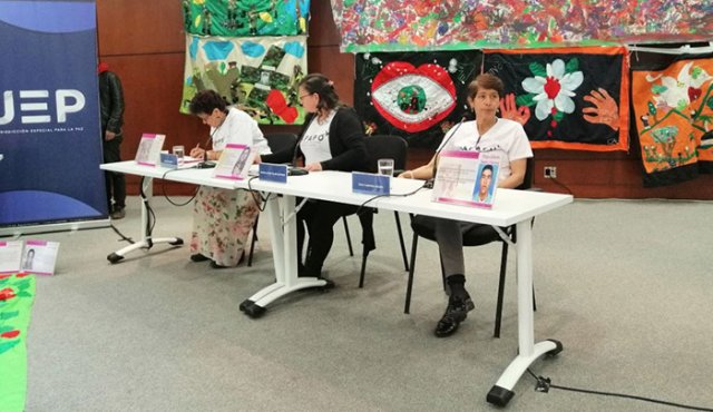 Ni Gloria ni Blanca sabían manipular la madera y se instruyeron en un taller universitario. Así sobrellevan el no saber toda la verdad sobre la muertes de sus hijos. @Coljuristas