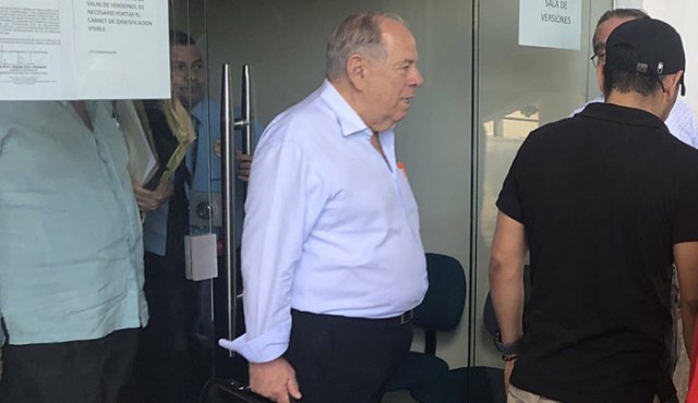 El empresario Julio Gerleín, al abandonar ayer la sede de la Fiscalía en Barranquilla. Colprensa