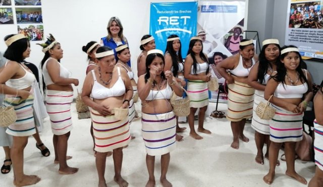 Con la tradicional corona, faldas y collares que caracterizan su cultura indígena, las mujeres del resguardo Catalura hicieron una muestra de sus tradiciones ancestrales. Cortesía