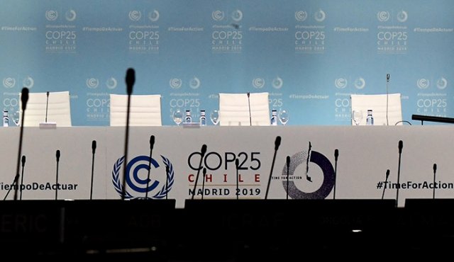Funcionarios de casi 200 países se reunieron por la mañana para revisar los nuevos textos redactados durante la noche. AFP