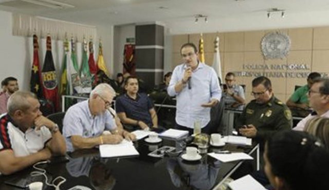 Se comprometieron a trabajar en equipo.
Cortesía