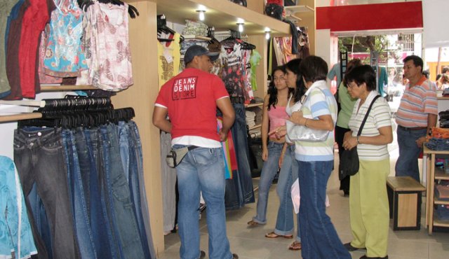 El 37% de los colombianos usa la prima para pagar deudas; el 29% para sus compras navideñas; el 17% la destinará a turismo y sólo el 13% la ahorrará. Archivo