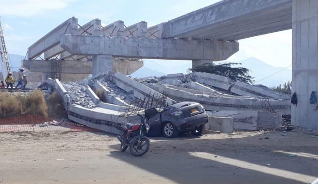 Siete vigas de la estructura en construcción, sobre la variante de Ciénaga, colpasaron. Tomada de Twitter @Codigo_Prensa