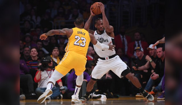 Kawhi Leonard y Lebron James fueron las figuras del partido que enfrentó a los dos equipos de Los Ángeles. Leonard anotó 35 puntos mientras que James sumó 23.
AFP