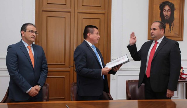 Momento en que el director reelecto de Corponor, Gregorio Angarita Lamk, toma juramento para el periodo 2020-2023. Junto con él, el gobernador (e) Anelfi Balaguera y el gobernador electo, Silvano Serrano Guerrero. César Obando/La Opinión