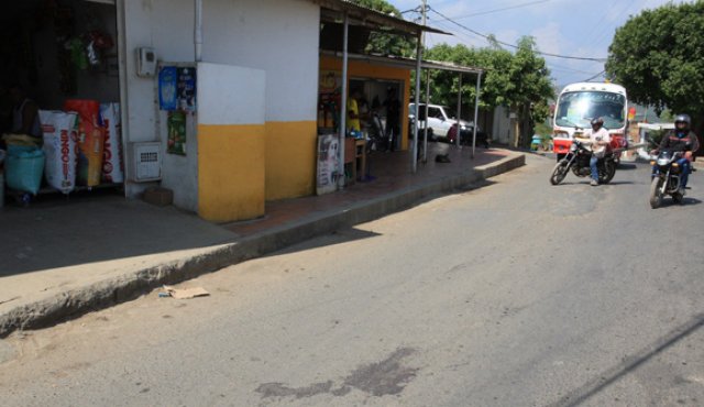 Miguel Ángel Soto Pérez cayó desplomado y mal herido, en la mitad de esta calle. Mario Caicedo