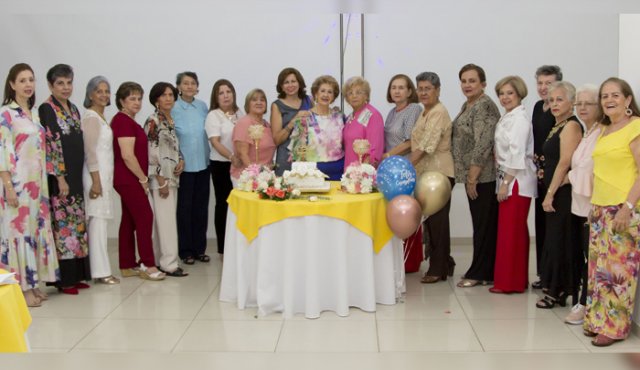 Giomar Conde, Amparo Arias, Beatriz Bladón, Ayde Quintero, Gladys Crepo, Carmen Lagos, Nohora de Toloza, Yolanda Toloza, Luz Marina Lizarazo, Esperanza de La Cuadra, Lucy de Chaim, Graciela Sarmiento, Yolanda de Mora, Natalia de González, Elizabeth Moreno, Cecilia Acosta, Betty Calderón, Mariela de Gonzalez y Beatriz Fossi. Alfredo Estévez/La Opinión