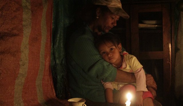 En sus 25 años todo ha sido a punta de vela, por eso sus noches empiezan a las 5:30 de la tarde. A Esa hora se acuesta a dormir con su mujer, su hija, su mamá, su papá y su hermano mayor, todos en una misma habitación de dos metros y medio de ancho por cuatro metros de largo, no solo porque no tienen un espacio más amplio; también para hacerle el quite al frío, que en Tapurcuá tiene temperaturas que llegan casi a los 5 o 6 grados centígrados. Schneyder Mendoza