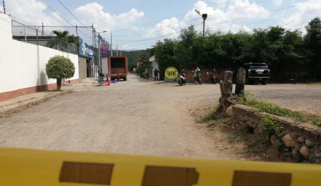 El hombre quedó a un lado de la carretera. La Opinión