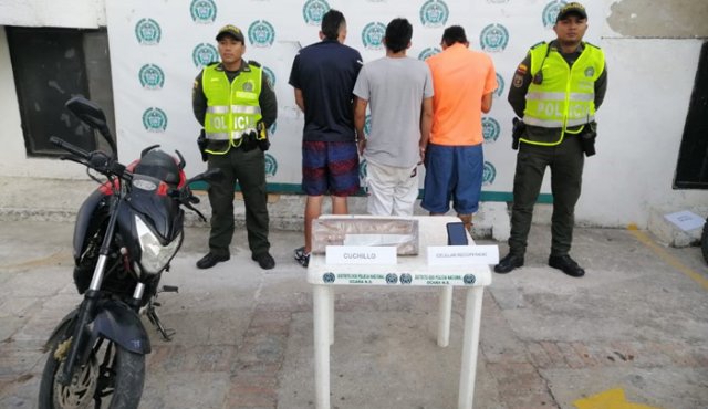 Estos tres hombres, de 18 y 21 años de años, delinquían en una motocicleta.
Policía