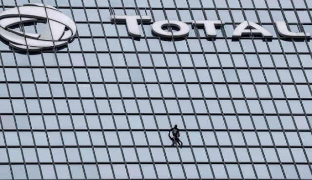 "La gente pasa 40 años de sus vidas trabajando como esclavos, a menudo en un trabajo que ni siquiera les gusta", dijo Alain Robert a la AFP, antes de comenzar su ascenso.