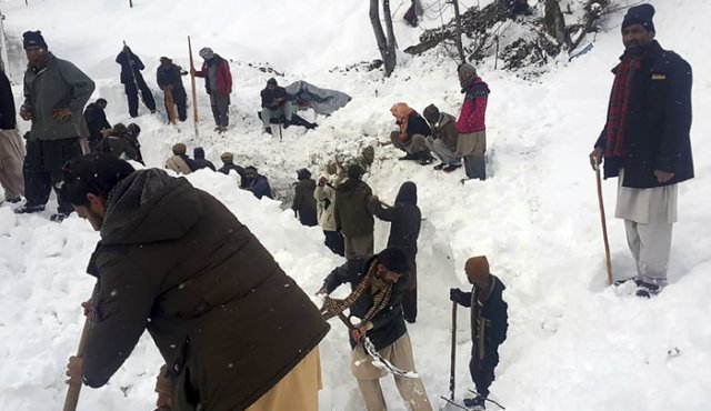 "Tememos que algunas personas se encuentren aún cubiertas por las avalanchas", señaló, agregando que las nevadas se reanudaron en las áreas afectadas, lo que complicó las operaciones de rescate. AFP