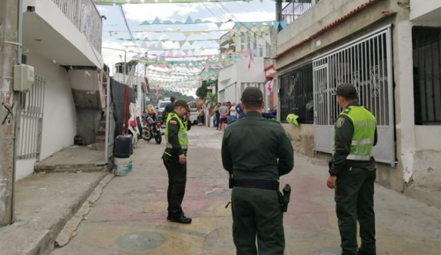 La Policía Metropolitana de Cúcuta (Mecuc) acordonó el sector, mientras los peritos practicaron el levantamiento del cadáver del hombre y recabaron algunas pruebas en la escena del crimen. Laura Serrano