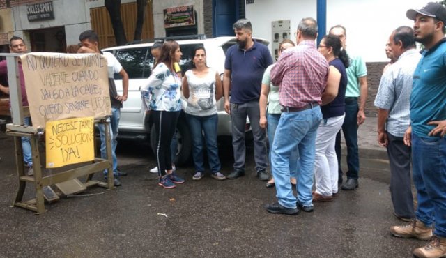 Los comerciantes están ubicados a una lado de la vía. Rayner Lizarazo