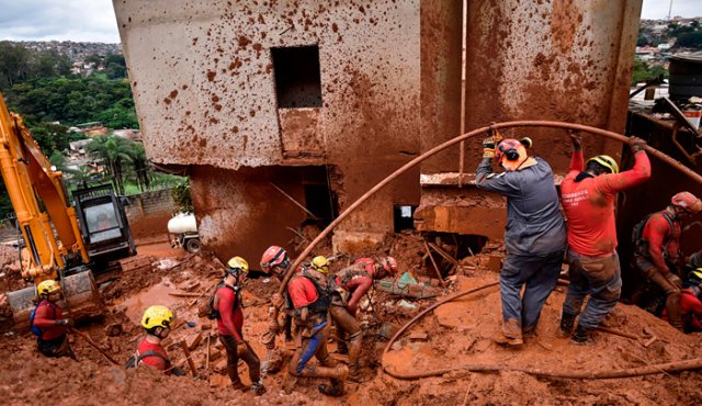 Deslizamientos de tierra, casas derrumbadas, árboles y postes de electricidad caídos, ríos desbordados y barrios inundados, el saldo de los fuertes lluvias. AFP