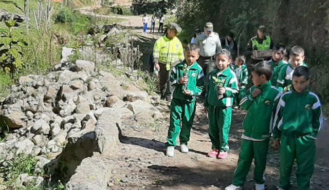 en pamplona, la Policía Ambiental, Corponor y estudiantes plantaron 30 árboles nativos en el sector Monteadentro. Cortesía