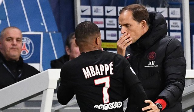 El delantero francés Kylian Mbappe habla con el entrenador alemán Thomas Tuchel, mientras abandona el campo durante el partido ante el Montpellier. AFP