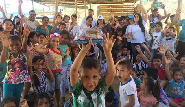 Gracias a la generosidad y el buen corazón de amigos y conocidos, la Fundación Cúcuta mi Familia ha podido llegar a las periferias de la ciudad para llevar además de comida e implementos , un mensaje de unión, amor y trabajo en equipo. Cortesía