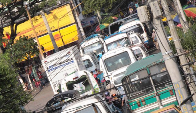 Escenas como estas se repiten a diario en el centro de la ciudad porque todas las rutas de bus urbano confluyen a esta zona. Los trancones son el pan diario. Archivo La Opinión