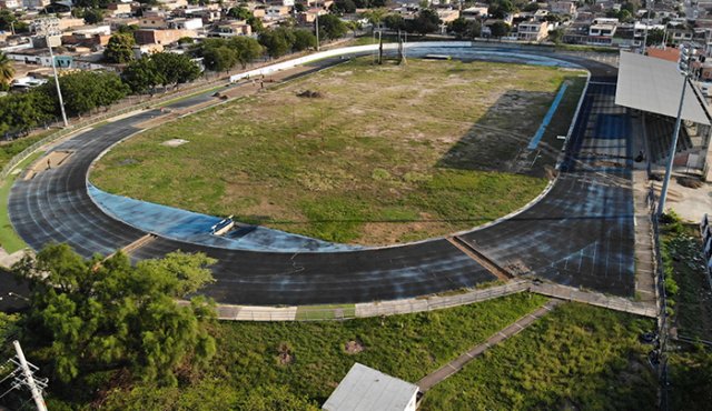 Así avanza la recuperación de la pista en el centenario. César Obando/La Opinión