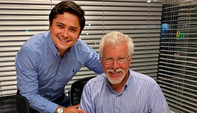 Sebastián Saavedra, gerente nacional de desarrollo de marca de Skberg, y Pedro Marún Meyer, accionista de Automarcol, firmaron el acuerdo comercial. Cortesía