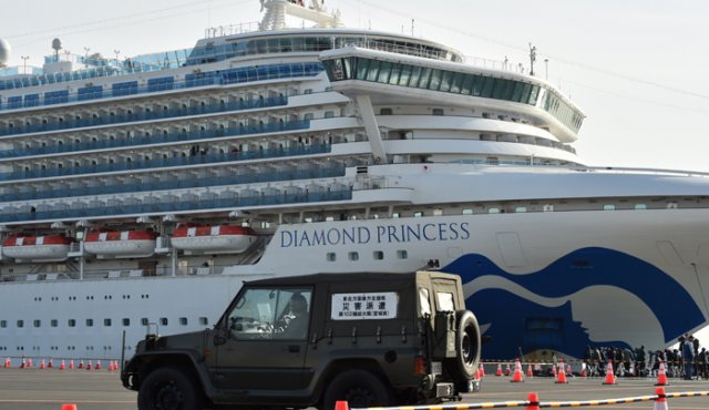 El crucero llegó el lunes por la noche a las inmediaciones del puerto de Yokohama, suroeste de Tokio. AFP