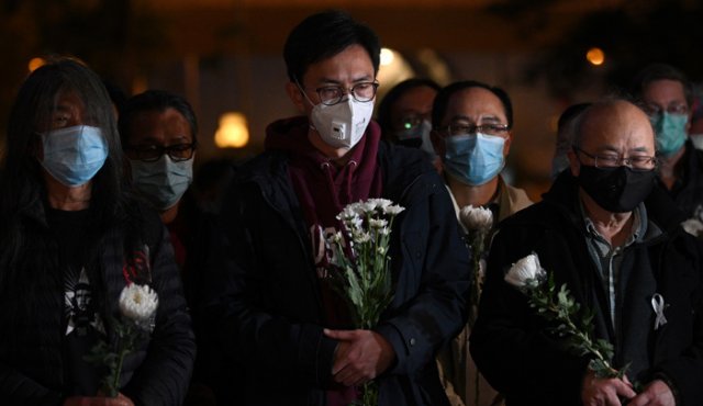 La gente asistió a una vigilia en Hong Kong, este viernes, por la muerte del médico Li Wenliang, de 34 años, quien falleció en Wuhan después de contraer el virus mientras trataba a un paciente.  AFP