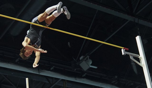 Armand Duplantis batió el récord el de salto con garrocha (6,17 metros). AFP