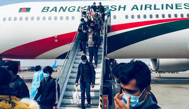 Ciudadanos de Bangladesh desembarcan de un avión de Biman Bangladesh Airlines en la pista del aeropuerto internacional Hazrat Shahjalal luego de su evacuación de la ciudad china de Wuhan, en Dhaka, el 1 de febrero de 2020.
AFP