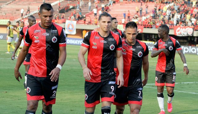 Agustín Vuletich (centro) erró un penal que habría significado el empate del Cúcuta Deportivo, al cierre del primer tiempo ante Alianza Petrolera. Lo acompañan Diego Peralta (izquierda) y Matías ‘Coquito’Rodriguez (derecha). Mario Caicedo