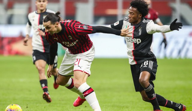 Juan Guillermo Cuadrado (DER), al igual que David Ospina, disputó los 90 minutos de la semifinal de ida de la Copa de Italia. En la foto, lucha un balón con la estrella sueca Zlatan Ibrahimovic. AFP