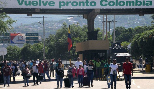 El comandante de las Fuerzas Militares, agregó que las comunidades indígenas llevaron los cadáveres hasta Puerto Leguízamo, un municipio fronterizo con Perú. AFP