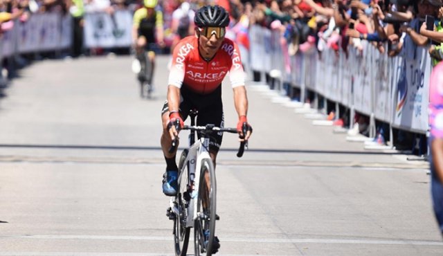 A siete kilómetros de la meta, Quintana protagonizó el ataque rompiendo el decorado que hasta ese momento se mantenía en la jornada. Colprensa