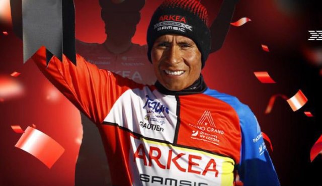 El boyacense Nairo Quintana se hizo al liderato de la carrera tras su triunfo en solitario en la etapa del sábado. Tomada de Twitter @Arkea_Samsic