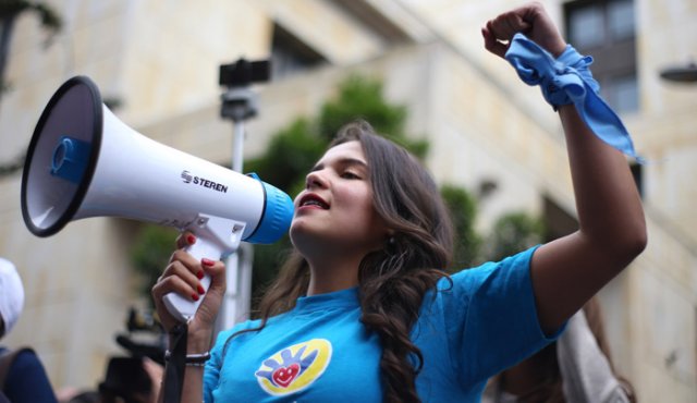Las manifestaciones de protestas de mujeres que son abiertamente partidarias del aborto son permanentes frente a la Corte Constitucional, que debe pronunciarse próximamete sobre el polémico tema. Colprensa
