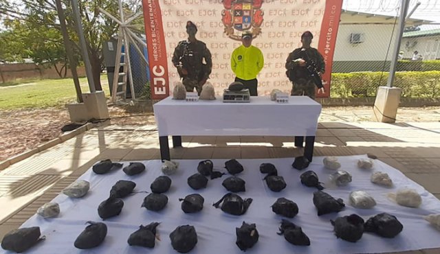 En el procedimiento, las autoridades se incautaron de 74 kilos de la droga. Ejército Nacional
