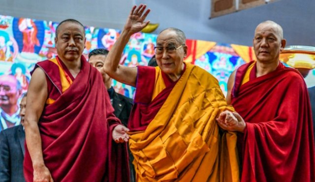 Dalái lama (centro). AFP