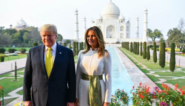 El presidente Trump y su esposa Melania, en su visita ayer a el Taj Mahal, antes de dirigirse a Nueva Delhi para una serie de reuniones y firmas de contratos hoy con los gobernantes de la India. AFP