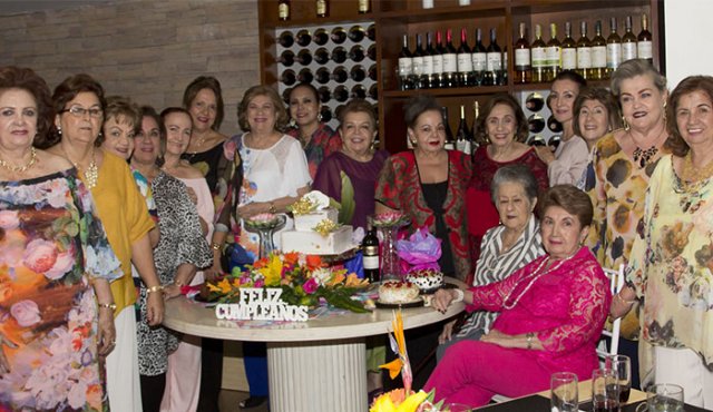 Nelly Rubio, Elvira Jaramillo, Olga Guerrero, Teresa de González, Martha Garbia, Ortencia de Montañez, Carolina Figueredo, Lucy de Lamk, Gisela Banquero, Leonor Guerrero, Betsy de Cuadros, Amanda de Ramírez, Susi Suárez, Marleny Mafla de Ararat, Teresa Lizarazo y Toñita Agudelo. Estévez La Opinión