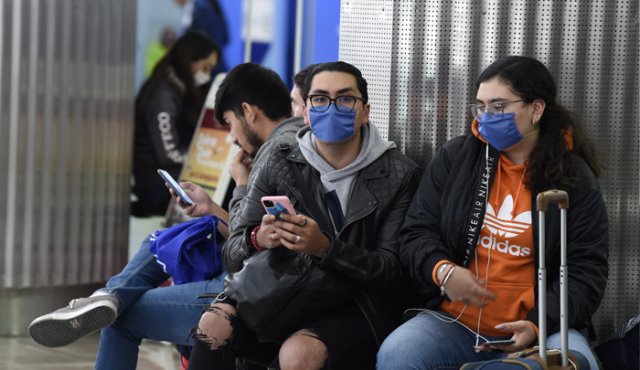En México un joven dio positivo al contagio con el nuevo coronavirus, mientras que otro está aislado en espera de los resultados de sus análisis.
AFP