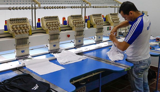 La industria manufacturera creó 13.000 puestos de trabajo en el trimestre móvil noviembre-enero de 2020. Archivo La Opinión