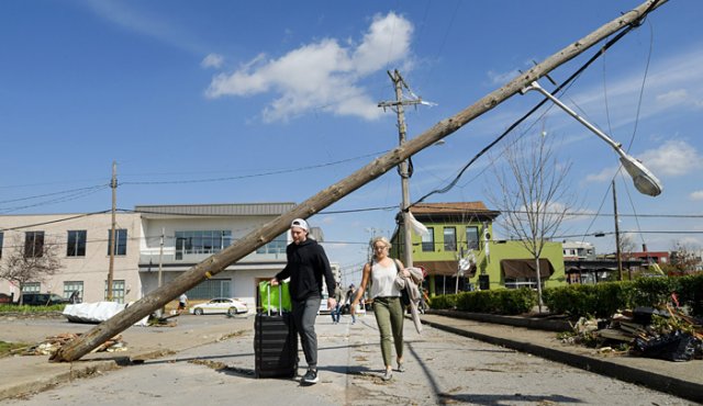 Miles de personas tuvieron que abandonar sus casas y pertenencias por los destrozos causados por los tornados de las últimas horas en Tennessee, Estados Unidos.
Afmiles P