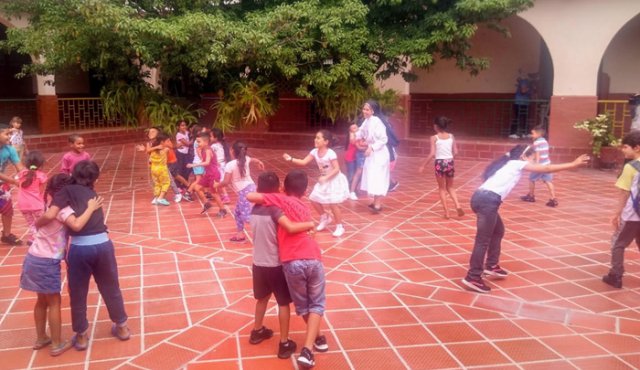Además de comida, los niños que frecuentan el hogar se divierten jugando, haciendo manualidades, o cualquier otra actividad para aprovechar su tiempo libre. Jennifer Rincón