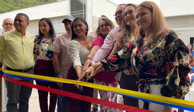 Nelson Castillo, gerente de La Mejor, y los miembros de la junta directiva de la empresa Katherine Navas, Claudia Navas, Juan Carlos Navas, Mónica Navas y María del Pilar Navas inauguran una bodega en Bucaramanga.
Cortesía